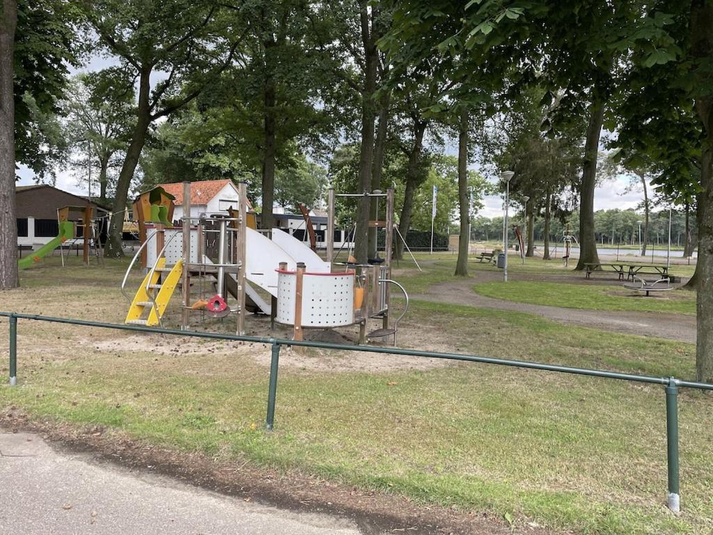 Freistehendes Ferienhaus Am See Naehe Roermond Heel Bagian luar foto