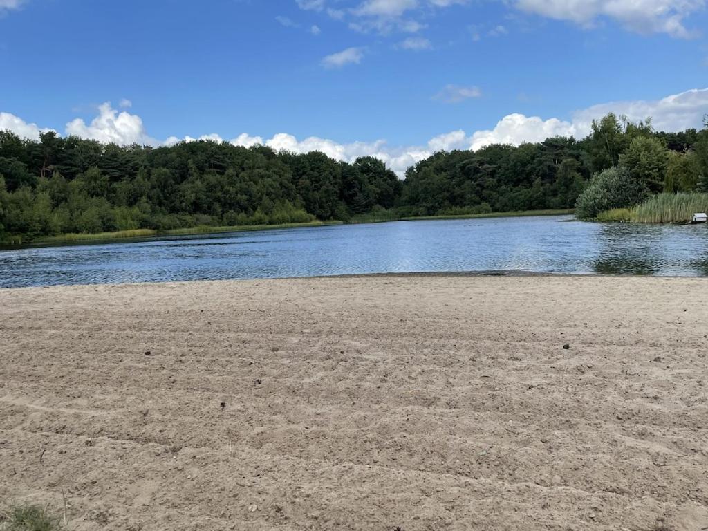 Freistehendes Ferienhaus Am See Naehe Roermond Heel Bagian luar foto