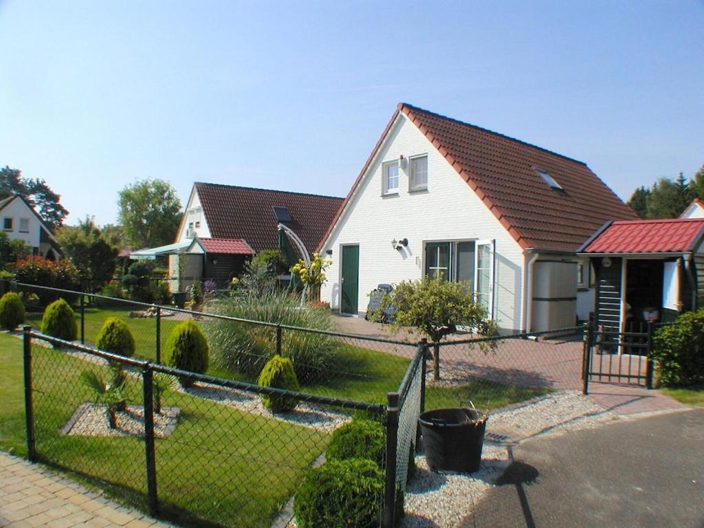 Freistehendes Ferienhaus Am See Naehe Roermond Heel Bagian luar foto