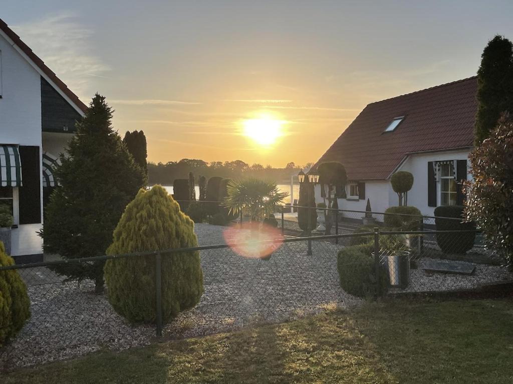 Freistehendes Ferienhaus Am See Naehe Roermond Heel Bagian luar foto