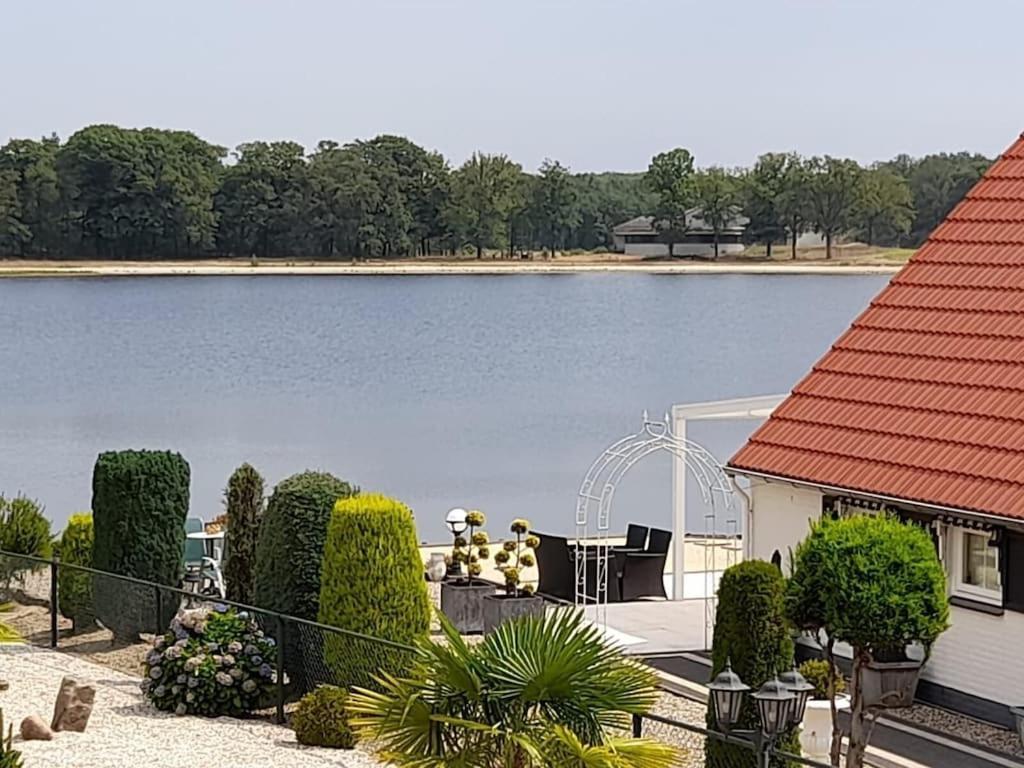 Freistehendes Ferienhaus Am See Naehe Roermond Heel Bagian luar foto