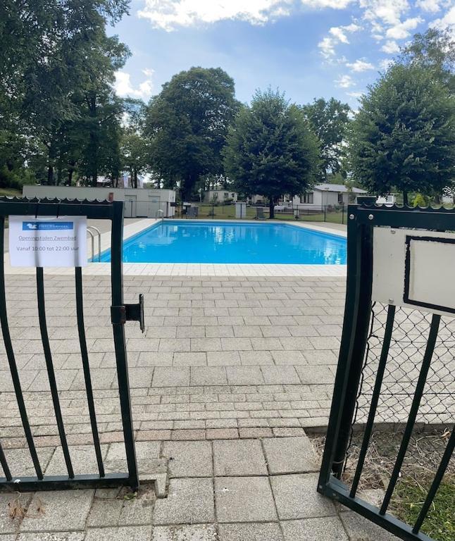 Freistehendes Ferienhaus Am See Naehe Roermond Heel Bagian luar foto
